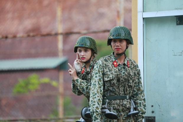 Sao nhập ngũ: Hương Giang Idol nữ tính, lăn xả trong quân đội - Ảnh 4.