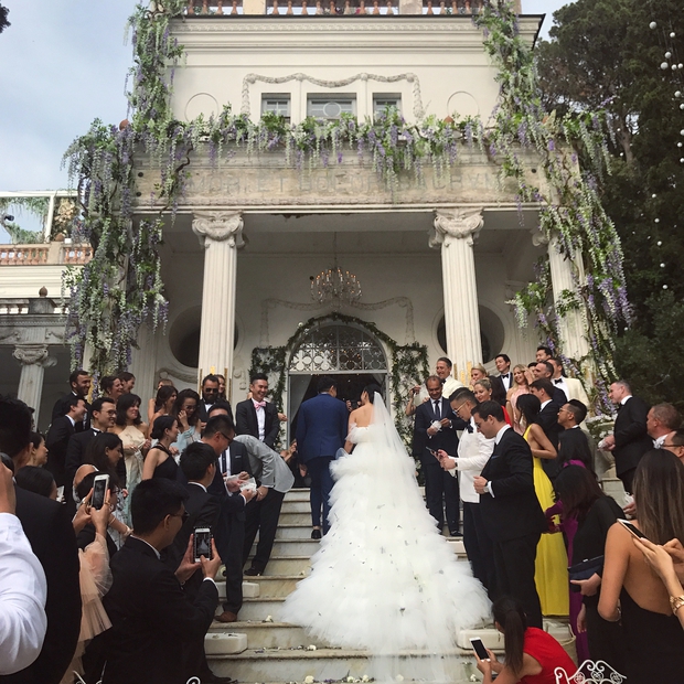 Váy cưới bồng bềnh như mây trắng của fashionista Hong Kong khiến bạn phải thốt lên: Liệu đây có phải mơ? - Ảnh 8. Váy cưới bồng bềnh như mây trắng của fashionista Hong Kong khiến bạn phải thốt lên: Liệu đây có phải mơ? - Ảnh 8.
