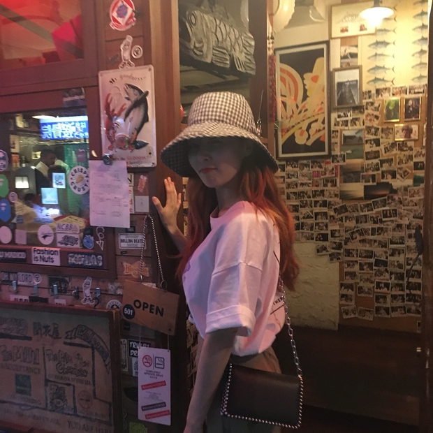 Mặc thiếu vải lên sân khấu, bận váy ngắn cũn lên truyền hình nhưng ngoài đời, HyunA lại toàn diện đồ retro hiền lành dễ mến không ngờ - Ảnh 7.