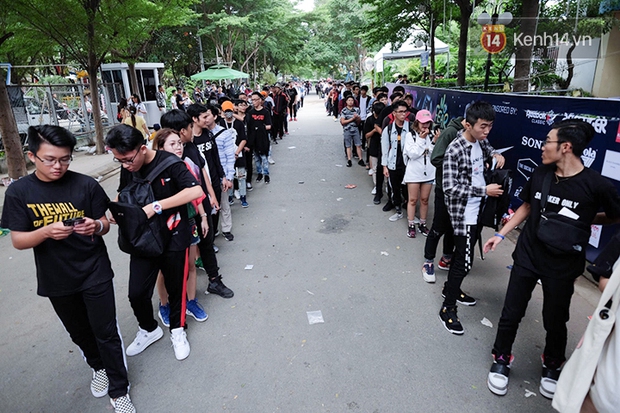 Sài Gòn: Cận cảnh sự kiện lớn nhất năm về giày sneaker đang thu hút hàng ngàn bạn trẻ đến tham dự! - Ảnh 7.