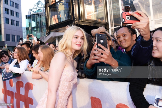 Tiên nữ Elle Fanning lại hút hồn mọi khán giả với nhan sắc tuyệt trần trên thảm đỏ LHP Toronto! - Ảnh 13.