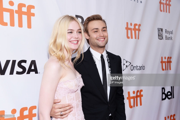 Tiên nữ Elle Fanning lại hút hồn mọi khán giả với nhan sắc tuyệt trần trên thảm đỏ LHP Toronto! - Ảnh 17.