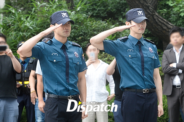 Hai mỹ nam Siwon và Changmin xuất ngũ, bảo an tạo thành hàng rào bảo vệ nghiêm ngặt - Ảnh 7.