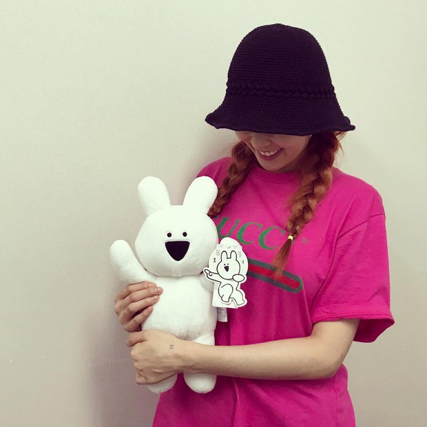 Mặc thiếu vải lên sân khấu, bận váy ngắn cũn lên truyền hình nhưng ngoài đời, HyunA lại toàn diện đồ retro hiền lành dễ mến không ngờ - Ảnh 8.