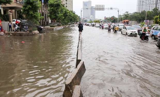 Cận cảnh quái vật thông minh ở Sài Gòn có thể hút sạch nước trên đường ngập chỉ sau 15 phút - Ảnh 2. Cận cảnh quái vật thông minh ở Sài Gòn có thể hút sạch nước trên đường ngập chỉ sau 15 phút - Ảnh 2.