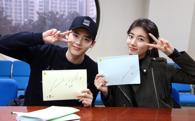 Lee Jong Suk âu yếm tựa đầu vào vai người yêu Suzy trên xe buýt - Ảnh 4. Lee Jong Suk âu yếm tựa đầu vào vai người yêu Suzy trên xe buýt - Ảnh 4.