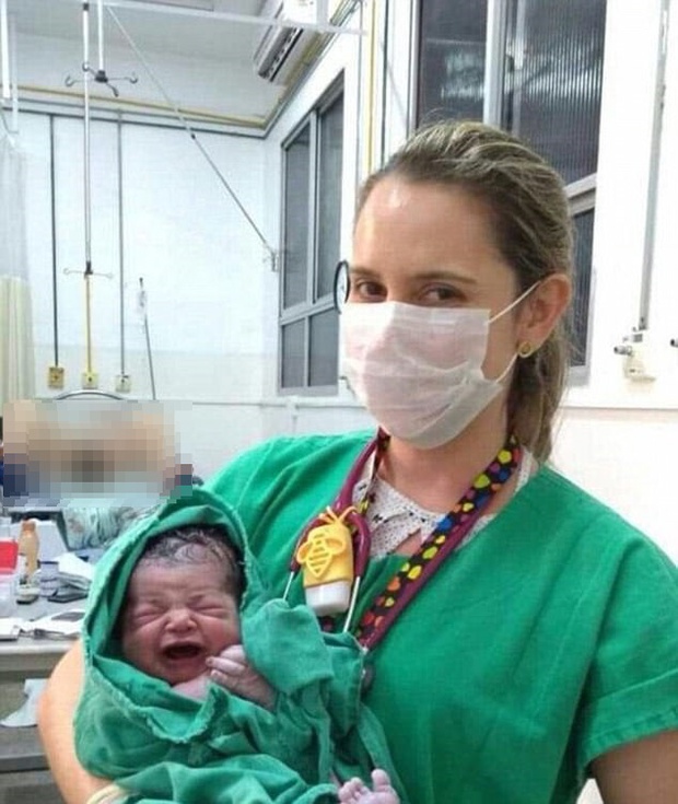 Bức ảnh em bé sơ sinh đang gây bão trên mạng xã hội, lý do không ai có thể ngờ tới - Ảnh 1. Bức ảnh em bé sơ sinh đang gây bão trên mạng xã hội, lý do không ai có thể ngờ tới - Ảnh 1.