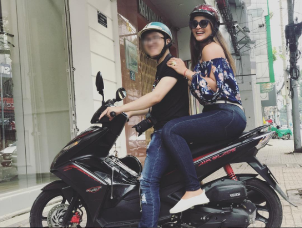 Cùng diện áo bà ba ngồi trên thuyền, Phạm Hương và Hoa hậu Dominican ai tỏa sáng hơn? - Ảnh 6. Cùng diện áo bà ba ngồi trên thuyền, Phạm Hương và Hoa hậu Dominican ai tỏa sáng hơn? - Ảnh 6.