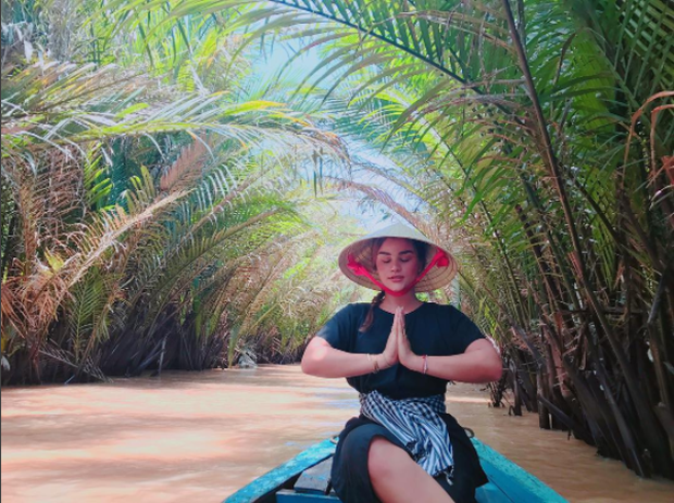 Cùng diện áo bà ba ngồi trên thuyền, Phạm Hương và Hoa hậu Dominican ai tỏa sáng hơn? - Ảnh 2. Cùng diện áo bà ba ngồi trên thuyền, Phạm Hương và Hoa hậu Dominican ai tỏa sáng hơn? - Ảnh 2.