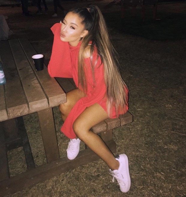 Đây chính xác là 3 thứ luôn có trong tủ đồ của Ariana Grande - Ảnh 4.