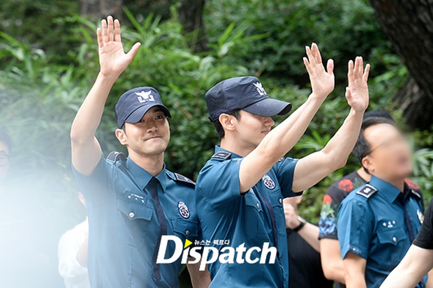 Hai mỹ nam Siwon và Changmin xuất ngũ, bảo an tạo thành hàng rào bảo vệ nghiêm ngặt - Ảnh 8.