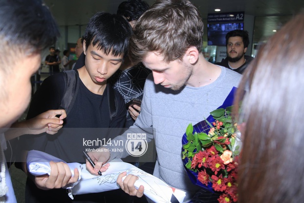 DJ Faded Alan Walker cởi bỏ mặt nạ trong dịp hiếm hoi khi xuất hiện tại sân bay Nội Bài - Ảnh 5.