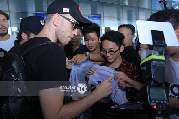 DJ Faded Alan Walker cởi bỏ mặt nạ trong dịp hiếm hoi khi xuất hiện tại sân bay Nội Bài - Ảnh 13.