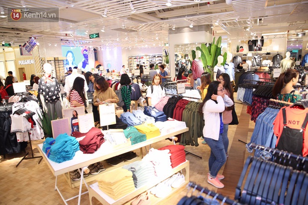 Pull&Bear Việt Nam ngày đầu mở bán: các bạn trẻ đến mua đông đúc ngay từ sáng - Ảnh 4. Pull&Bear Việt Nam ngày đầu mở bán: các bạn trẻ đến mua đông đúc ngay từ sáng - Ảnh 4.
