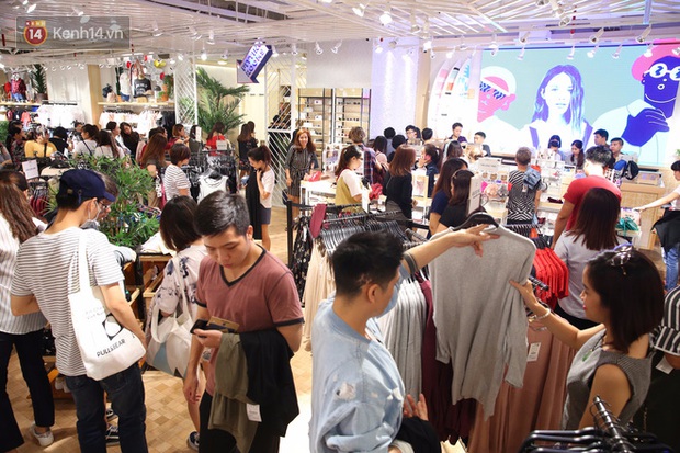 Pull&Bear Việt Nam ngày đầu mở bán: các bạn trẻ đến mua đông đúc ngay từ sáng - Ảnh 5. Pull&Bear Việt Nam ngày đầu mở bán: các bạn trẻ đến mua đông đúc ngay từ sáng - Ảnh 5.