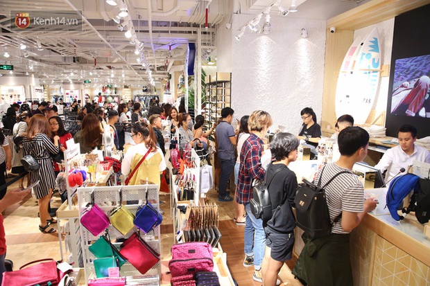 Pull&Bear Việt Nam ngày đầu mở bán: các bạn trẻ đến mua đông đúc ngay từ sáng - Ảnh 7. Pull&Bear Việt Nam ngày đầu mở bán: các bạn trẻ đến mua đông đúc ngay từ sáng - Ảnh 7.