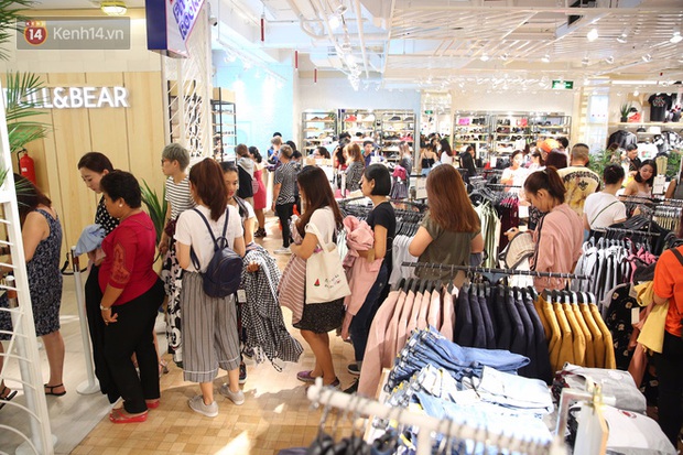 Pull&Bear Việt Nam ngày đầu mở bán: các bạn trẻ đến mua đông đúc ngay từ sáng - Ảnh 9. Pull&Bear Việt Nam ngày đầu mở bán: các bạn trẻ đến mua đông đúc ngay từ sáng - Ảnh 9.