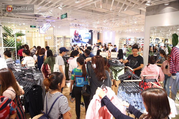 Pull&Bear Việt Nam ngày đầu mở bán: các bạn trẻ đến mua đông đúc ngay từ sáng - Ảnh 10. Pull&Bear Việt Nam ngày đầu mở bán: các bạn trẻ đến mua đông đúc ngay từ sáng - Ảnh 10.