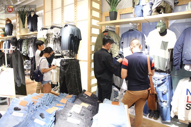 Pull&Bear Việt Nam ngày đầu mở bán: các bạn trẻ đến mua đông đúc ngay từ sáng - Ảnh 11. Pull&Bear Việt Nam ngày đầu mở bán: các bạn trẻ đến mua đông đúc ngay từ sáng - Ảnh 11.