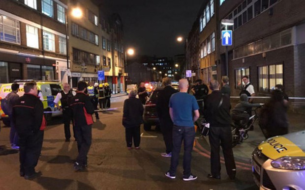 Cảnh sát phong tỏa nhà ga Angel ở phía Bắc thủ đô London (Ảnh: Jonathan Cook/Independent.co.uk)