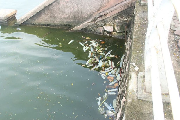 H&agrave; Nội: Bao cao su nổi trắng một g&oacute;c hồ T&acirc;y, người d&acirc;n tr&egrave;o thuyền ra vớt - Ảnh 1.