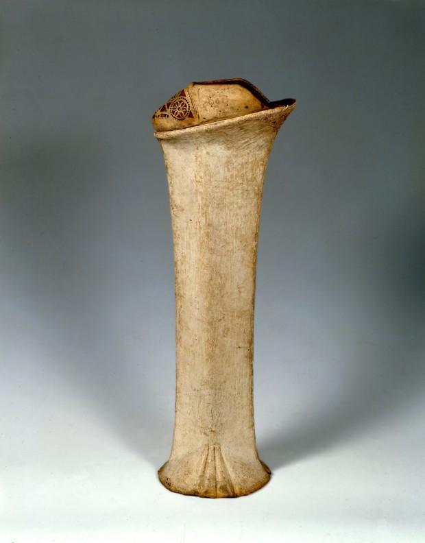 Những đôi giày cao tới 50cm: Chuẩn mực của cái đẹp phụ nữ thời Trung Đại - Ảnh 1.