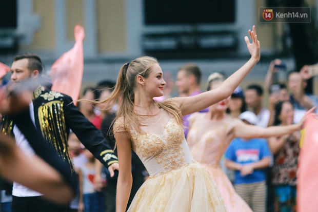 Dàn trai xinh gái đẹp ngoại quốc và những màn biểu diễn nghệ thuật náo loạn phố đi bộ hồ Gươm dịp cuối tuần - Ảnh 7.