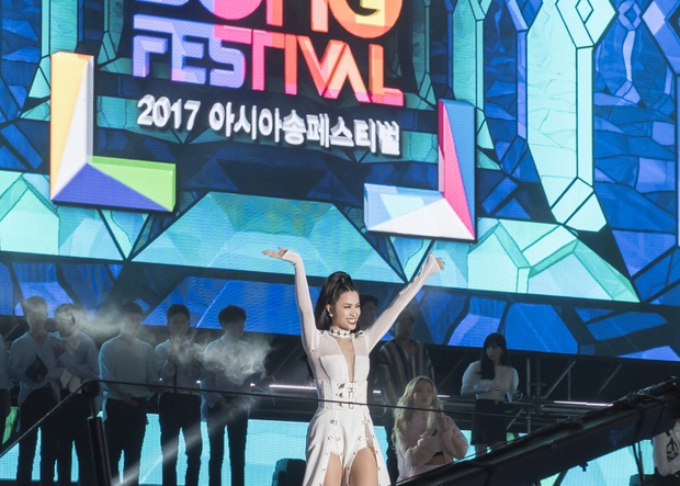 Đông Nhi thân thiện, bắt tay khi hội ngộ Leeteuk và Teayeon tại Asia Song Festival - Ảnh 8.