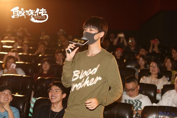 Chưa đủ tuổi vị thành niên, Vương Tuấn Khải (TFBoys) được đàn anh chăm sóc tận tình khi đi xem phim có cảnh hot - Ảnh 3. Chưa đủ tuổi vị thành niên, Vương Tuấn Khải (TFBoys) được đàn anh chăm sóc tận tình khi đi xem phim có cảnh hot - Ảnh 3.
