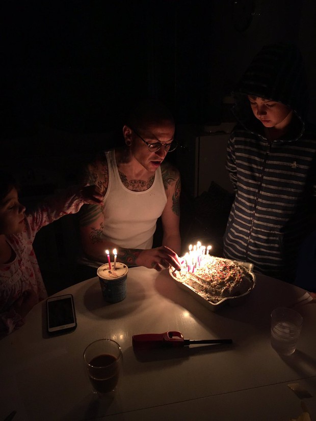 Nhìn cuộc sống gia đình hạnh phúc của Chester (Linkin Park) trước đây, chẳng ai ngờ anh sẽ rơi vào bi kịch tự tử - Ảnh 9.