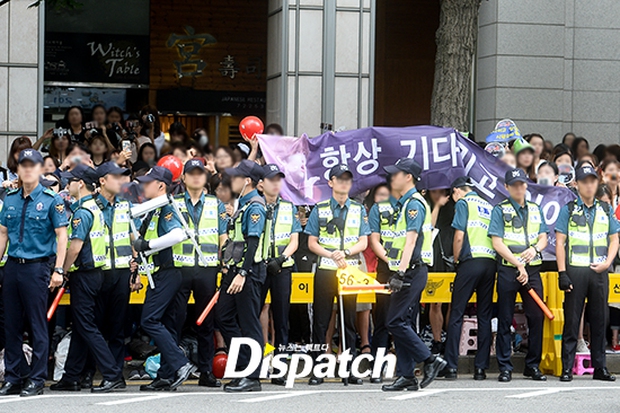 Hai mỹ nam Siwon và Changmin xuất ngũ, bảo an tạo thành hàng rào bảo vệ nghiêm ngặt - Ảnh 2.