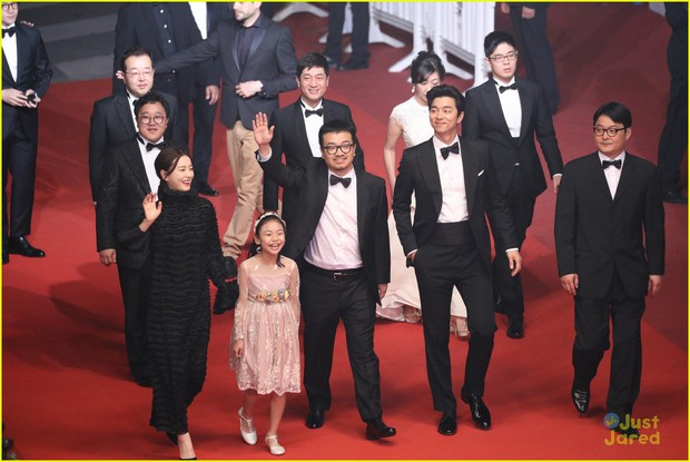 Sao nhí may mắn nhất châu Á: 10 tuổi lên thảm đỏ Cannes và được 3 mỹ nam hàng đầu xứ Hàn cưng chiều - Ảnh 2.