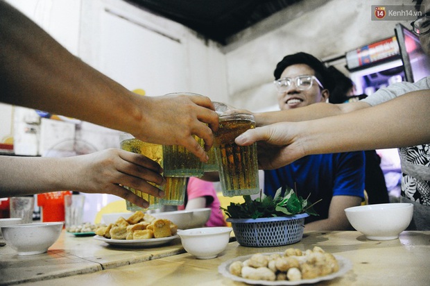 Cốc bia hơi huyền thoại suốt 40 năm qua mà người Hà Nội nào cũng biết: Ai là người đã tạo ra nó? - Ảnh 2. Cốc bia hơi huyền thoại suốt 40 năm qua mà người Hà Nội nào cũng biết: Ai là người đã tạo ra nó? - Ảnh 2.