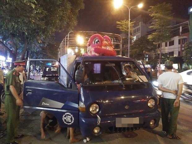 Hà Nội: Đang lái xe giữa phố, người đàn ông bất ngờ gục chết trên vô lăng - Ảnh 1. Hà Nội: Đang lái xe giữa phố, người đàn ông bất ngờ gục chết trên vô lăng - Ảnh 1.