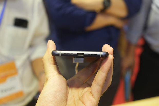 Trên tay nhanh Bphone 2017 vừa ra mắt: thiết kế không thực sự nổi trội! - Ảnh 9. Trên tay nhanh Bphone 2017 vừa ra mắt: thiết kế không thực sự nổi trội! - Ảnh 9.