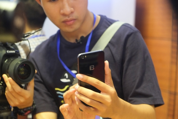 Trên tay nhanh Bphone 2017 vừa ra mắt: thiết kế không thực sự nổi trội! - Ảnh 8. Trên tay nhanh Bphone 2017 vừa ra mắt: thiết kế không thực sự nổi trội! - Ảnh 8.