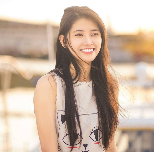 Cô bạn Hải Phòng bị chụp lén lúc đang ngủ gật được gọi là Suzy phiên bản Việt - Ảnh 2. Cô bạn Hải Phòng bị chụp lén lúc đang ngủ gật được gọi là Suzy phiên bản Việt - Ảnh 2.