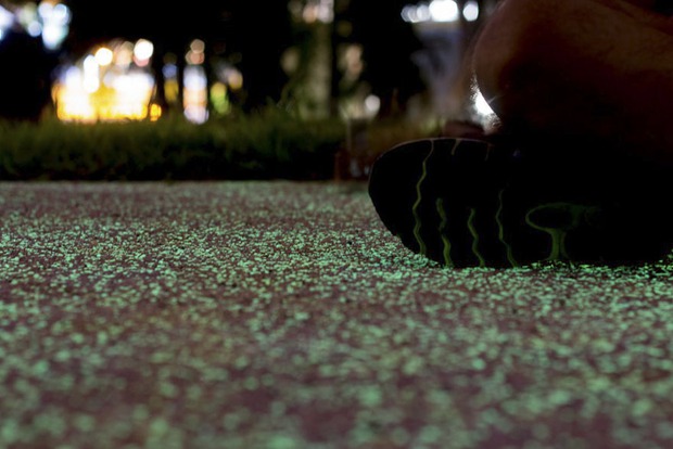 glow-in-the-dark-rail-corridor-singapore