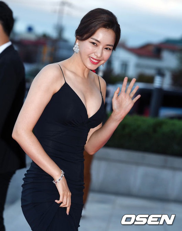 Thảm đỏ Oscar Hàn Quốc: Hoa hậu Hàn đẹp nhất thế giới đẹp xuất sắc, nữ idol bỗng bật lên vì quá xinh - Ảnh 5.