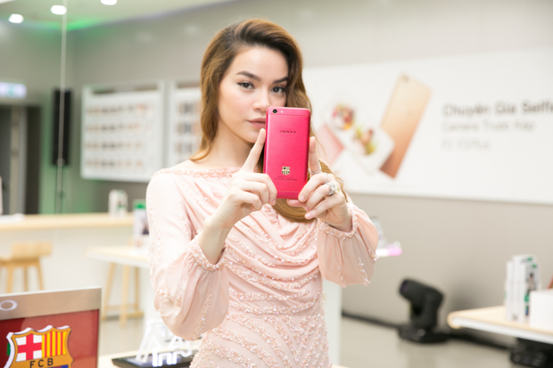 Hà Hồ khiến phái mạnh ghen tỵ khi được trải nghiệm sớm smartphone R11 Barcelona FC - Ảnh 4. Hà Hồ khiến phái mạnh ghen tỵ khi được trải nghiệm sớm smartphone R11 Barcelona FC - Ảnh 4.