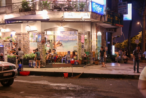 Tiếp tục giành lại vỉa hè ở Sài Gòn: Vừa đi vệ sinh vài phút, tài xế bị Đoàn liên ngành quận 1 phạt 700.000 đồng - Ảnh 10. Tiếp tục giành lại vỉa hè ở Sài Gòn: Vừa đi vệ sinh vài phút, tài xế bị Đoàn liên ngành quận 1 phạt 700.000 đồng - Ảnh 10.