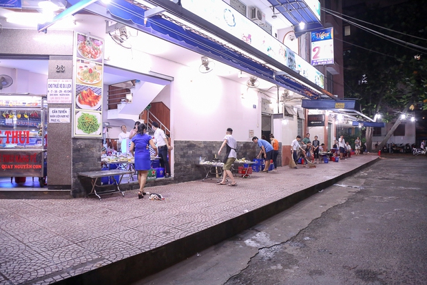 Tiếp tục giành lại vỉa hè ở Sài Gòn: Vừa đi vệ sinh vài phút, tài xế bị Đoàn liên ngành quận 1 phạt 700.000 đồng - Ảnh 12. Tiếp tục giành lại vỉa hè ở Sài Gòn: Vừa đi vệ sinh vài phút, tài xế bị Đoàn liên ngành quận 1 phạt 700.000 đồng - Ảnh 12.