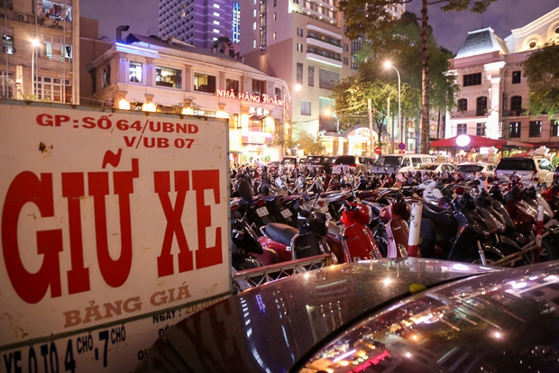 Tiếp tục giành lại vỉa hè ở Sài Gòn: Vừa đi vệ sinh vài phút, tài xế bị Đoàn liên ngành quận 1 phạt 700.000 đồng - Ảnh 14. Tiếp tục giành lại vỉa hè ở Sài Gòn: Vừa đi vệ sinh vài phút, tài xế bị Đoàn liên ngành quận 1 phạt 700.000 đồng - Ảnh 14.