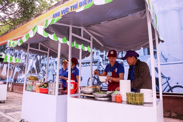 Người dân bắt đầu bán thử nghiệm tại phố hàng rong có sử dụng vỉa hè đầu tiên ở Sài Gòn - Ảnh 8. Người dân bắt đầu bán thử nghiệm tại phố hàng rong có sử dụng vỉa hè đầu tiên ở Sài Gòn - Ảnh 8.