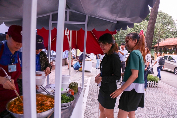 Người dân bắt đầu bán thử nghiệm tại phố hàng rong có sử dụng vỉa hè đầu tiên ở Sài Gòn - Ảnh 7. Người dân bắt đầu bán thử nghiệm tại phố hàng rong có sử dụng vỉa hè đầu tiên ở Sài Gòn - Ảnh 7.
