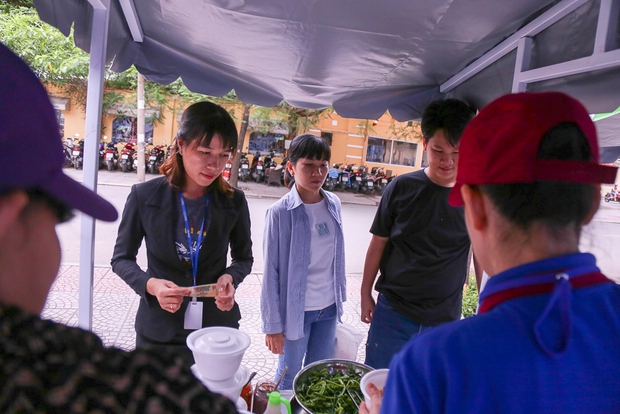 Người dân bắt đầu bán thử nghiệm tại phố hàng rong có sử dụng vỉa hè đầu tiên ở Sài Gòn - Ảnh 6. Người dân bắt đầu bán thử nghiệm tại phố hàng rong có sử dụng vỉa hè đầu tiên ở Sài Gòn - Ảnh 6.