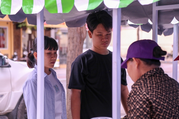 Người dân bắt đầu bán thử nghiệm tại phố hàng rong có sử dụng vỉa hè đầu tiên ở Sài Gòn - Ảnh 5. Người dân bắt đầu bán thử nghiệm tại phố hàng rong có sử dụng vỉa hè đầu tiên ở Sài Gòn - Ảnh 5.