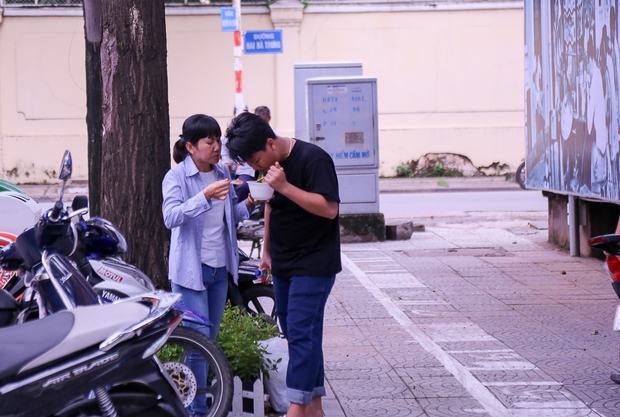 Người dân bắt đầu bán thử nghiệm tại phố hàng rong có sử dụng vỉa hè đầu tiên ở Sài Gòn - Ảnh 12. Người dân bắt đầu bán thử nghiệm tại phố hàng rong có sử dụng vỉa hè đầu tiên ở Sài Gòn - Ảnh 12.