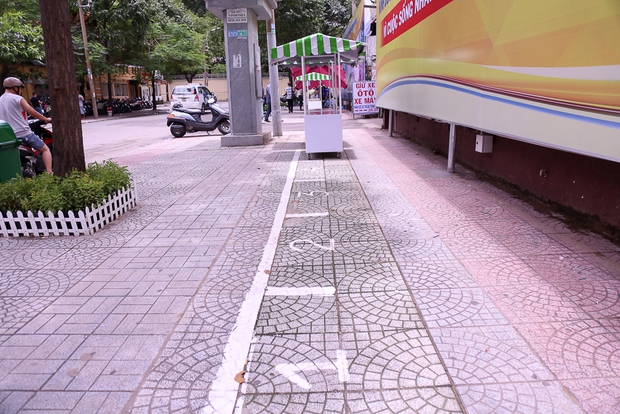Người dân bắt đầu bán thử nghiệm tại phố hàng rong có sử dụng vỉa hè đầu tiên ở Sài Gòn - Ảnh 2. Người dân bắt đầu bán thử nghiệm tại phố hàng rong có sử dụng vỉa hè đầu tiên ở Sài Gòn - Ảnh 2.