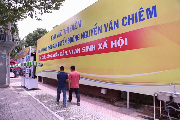 Người dân bắt đầu bán thử nghiệm tại phố hàng rong có sử dụng vỉa hè đầu tiên ở Sài Gòn - Ảnh 1. Người dân bắt đầu bán thử nghiệm tại phố hàng rong có sử dụng vỉa hè đầu tiên ở Sài Gòn - Ảnh 1.